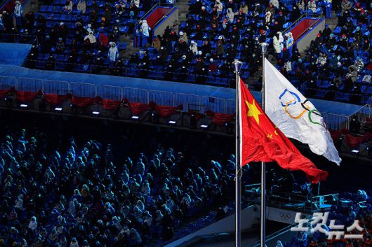 4일 중국 베이징 국립경기장에서 열린 2022 베이징동계올림픽 개막식에 오성홍기와 올림픽기가 게양돼 있다.