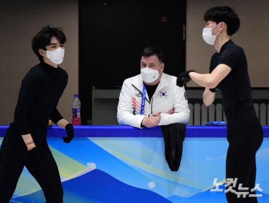 2022 베이징동계올림픽 피겨스케이팅 종목에 출전한 대한민국 차준환과 이시형이 4일 오후 중국 베이징 피겨스케이팅훈련장에서 브라이언 오서 코치가 지켜보는 가운데 첫 훈련을 하고 있다. 베이징(중국)=박종민 기자