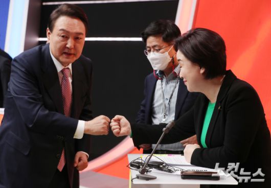 21일 오후 서울 마포구 MBC 미디어센터 공개홀에서 열린 중앙선거방송토론위원회 주관 제20대 대통령선거 후보 초청 1차 토론회에 앞서 윤석열 국민의힘 대선후보와 심상정 정의당 대선후보가 인사를 하고 있다. 국회사진취재단