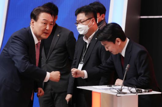 국민의힘 윤석열 대선 후보(왼쪽)와 국민의당 안철수 대선 후보가 21일 오후 서울 마포구 MBC 미디어센터 공개홀에서 열린 중앙선거방송토론위원회 주관 제20대 대통령선거 후보 초청 1차 토론회 시작에 앞서 인사하고 있다. 공동취재