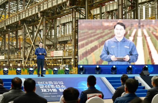 한영석 현대중공업 대표이사가 24일 전북 군산시 현대중공업 군산조선소에서 열린 군산조선소 재가동 협약식에서 '군산조선소 재가동 선언'을 하고 있다. 연합뉴스