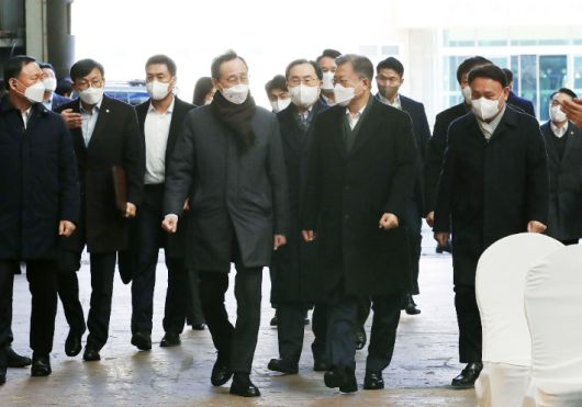군산조선소 재가동 협약식 참석한 문재인 대통령. 연합뉴스