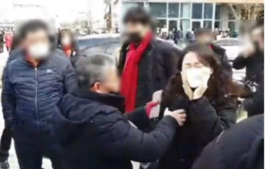 한국대학생진보연합이 유튜브에 올린 영상에 따르면 한 여성이 윤 후보의 유세 현장에 '선제타격 웬 말입니까'라는 피켓을 들고 1인 시위 구호를 외치자 지지자들이 다가와 이 여성을 밀치고 피켓을 빼앗아 던졌다. 한국대학생진보연합 유튜브 캡쳐