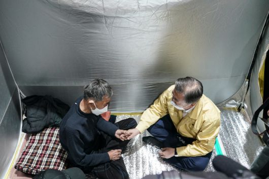 산불 피해 이재민 위로하는 문재인 대통령. 연합뉴스