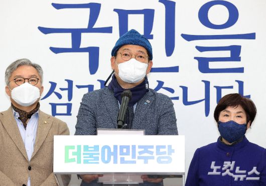 더불어민주당 송영길 대표가 10일 서울 여의도 국회에서 대선패배에 책임으로 지도부 총 사퇴를 밝히고 있다. 황진환 기자