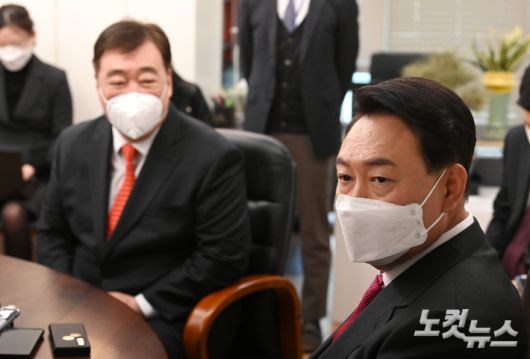 윤석열 대통령 당선인이 11일 오전 서울 여의도 국민의힘 중앙당사에서 싱하이밍 주한 중국대사를 접견하고 있다. 황진환 기자