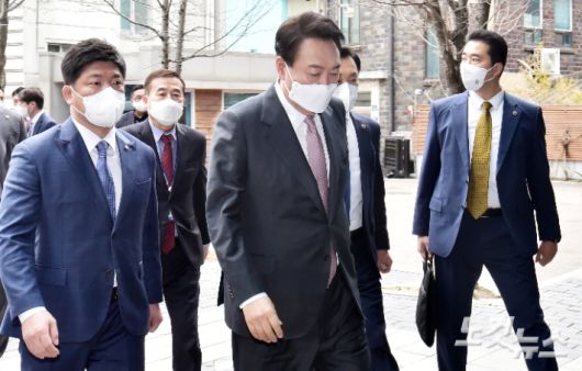 윤석열 제20대 대통령 당선인이 23일 서울 종로구 통의동 당선인 집무실에 출근하고 있다. 국회사진취재단