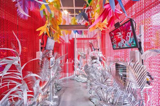 디즈니코리아 마블 브랜드 체험형 팝업 전시회 '마블: 더 리플렉션(MARVEL: the Reflection)'에 마련된 완다비전 아트워크. 크리에이티브 그룹 '308 아트크루'와 협업한 이 아트워크는 완다가 만들어낸 허상 공간을 육각형 사슬로, 현실과 허상을 넘나든다는 개념을 컬러 vs 메탈 플라워로 표현했다. 월트디즈니 컴퍼니 코리아 제공