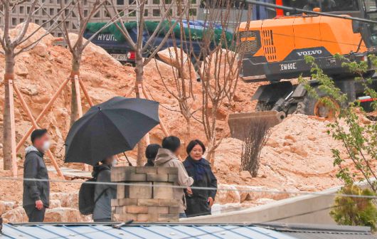 문재인 대통령의 양산 매곡동 사저에서 평산마을로의 이사가 진행된 지난 21일 하북면 지산리 평산마을 새로 지은 사저에서 김정숙 여사가 관계자들과 이사 과정을 살펴보고 있다. 부산일보 제공