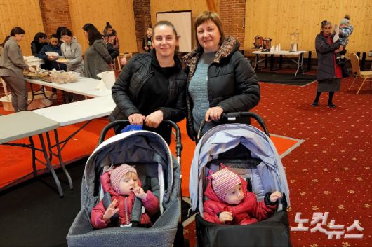 폴란드의 한 호텔에 마련된 임시 난민 숙소에서 지내고 있는 스베트라나씨와 그녀의 가족들. 이들은 러시아군의 공습으로 초토화된 마을의 사진을 보여주며 이제는 돌아갈 곳이 없다며 눈물을 흘렸다.  또, 쌍둥이 아이들의 건강과 교육이 가장 걱정된다고 말했다.