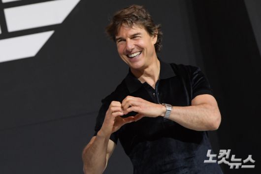 배우 톰 크루즈가 20일 오후 서울 송파구 롯데호텔에서 열린 영화 '탑건: 매버릭' 내한 기자간담회에서 포즈를 취하고 있다. 박종민 기자