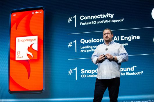 지난 1월 스냅드래곤8 1세대 AP를 발표하는 크리스티아누 아몬 최고경영자(CEO). 퀄컴 제공.