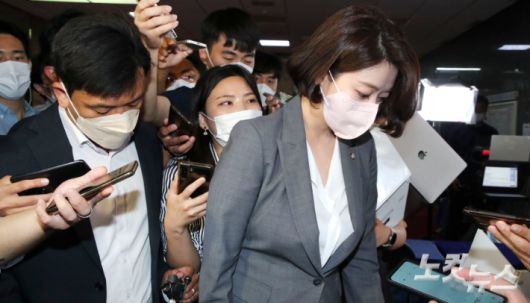 국민의힘 배현진 최고위원이 지난 29일 서울 여의도 국회 당 원내대표실 앞에서 "윤석열 정부가 출범한 이후 80여 일이 되도록 속시원한 모습으로 국민들께 기대감을 총족시켜드리지 못한 것 같다"며 최고위원직에서 사퇴 기자회견을 가진 뒤 국회를 나서는 모습. 윤창원 기자