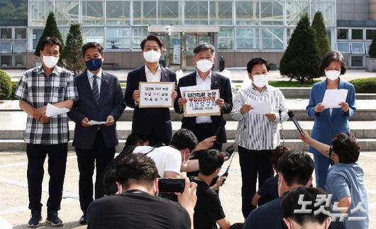 국회 교육위원회 더불어민주당 의원들이 지난 4일 서울 성북구 국민대학교 총장실 건물 앞에서 김건희 여사 논문 조사 결과에 대한 규탄 성명서를 발표하고 있다. 국회사진취재단