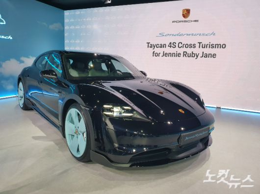 포르쉐코리아는 12일 강남구 신사동에 있는 존더분쉬 하우스에서 국내 최초 존더분쉬 적용 모델인 '타이칸 4S 크로스 투리스모 포 제니 루비 제인'을 공개했다. 김승모 기자