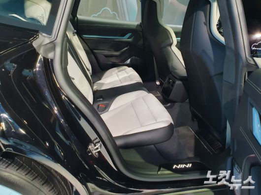 포르쉐코리아는 12일 강남구 신사동에 있는 존더분쉬 하우스에서 국내 최초 존더분쉬 적용 모델인 '타이칸 4S 크로스 투리스모 포 제니 루비 제인'을 공개했다. 김승모 기자