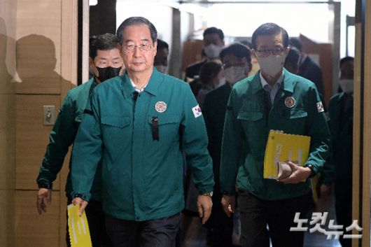 한덕수 국무총리가 2일 정부서울청사에서 열린 이태원 사고 중대본 회의에 참석하고 있다. 박종민 기자