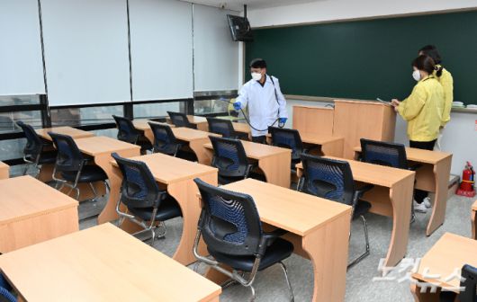 교실 방역점검과 소독작업이 진행되는 모습. 박종민 기자