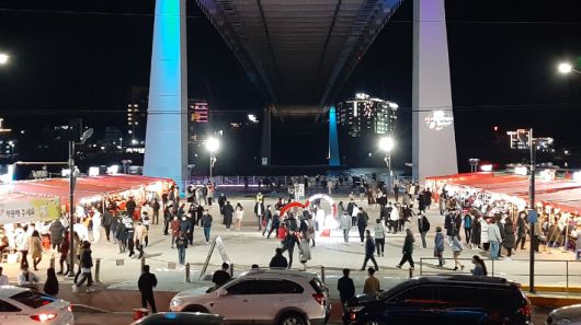 여수밤바다 낭만포차가 관광객과 시민들로 북적이고 있다. 여수시 제공