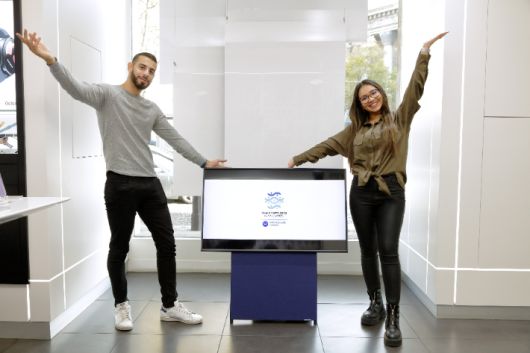 파리 마들렌사원 인근에 위치한 삼성 매장에서 '2030 부산세계박람회' 홍보 영상이 상영되는 모습. 삼성전자 제공