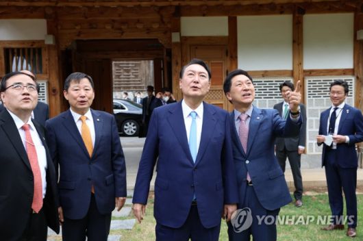 대화하는 윤 대통령과 김기현 국민의힘 의원. 연합뉴스