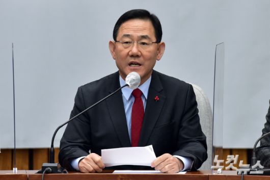 국민의힘 주호영 원내대표가 2일 서울 여의도 국회에서 열린 원내대책회의에서 모두발언을 하고 있다. 윤창원 기자