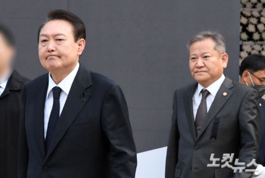 윤석열 대통령과 이상민 행정안전부 장관이 지난달 3일 오전 서울광장에 마련된 이태원 참사 합동분향소를 찾아 헌화 후 이동하고 있다. 황진환 기자