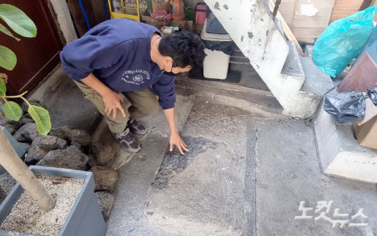 이대우(45)씨가 과거 세탁소 주인이 사용한 빨랫돌을 가리키고 있다. 고상현 기자