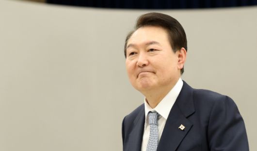 임명장 및 위촉장 수여 마친 윤석열 대통령     (서울=연합뉴스) 임헌정 기자 =  윤석열 대통령이 8일 서울 용산 대통령실 청사에서 유홍림 서울대학교 총장과 김영미 저출산·고령사회위원회 부위원장에게 각각 임명장과 위촉장을 수여한 뒤 퇴장하고 있다. 2023.2.8     kane@yna.co.kr (끝)   연합뉴스