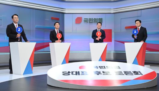 15일 서울 중구 TV조선 스튜디오에서 열린 국민의힘 당대표 후보 첫번째 TV토론에 앞서 천하람· 김기현·안철수·황교안 후보(왼쪽부터)가 리허설하고 있다. 연합뉴스