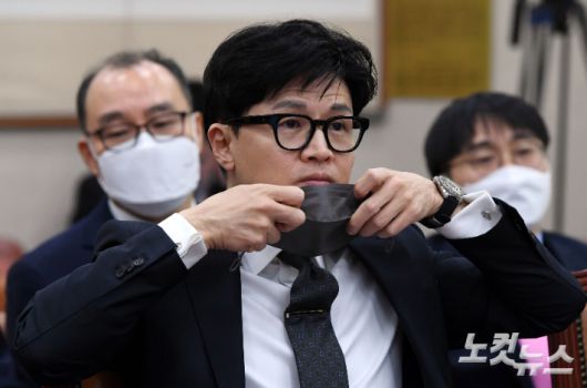 한동훈 법무부장관이 23일 오후 국회 법제사법위원회 전체회의에 출석해 마스크를 쓰고 있다. 황진환 기자