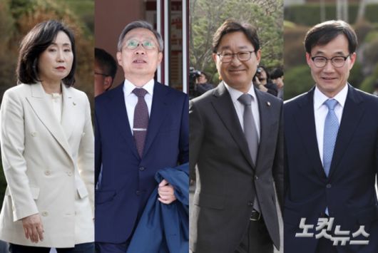 국민의힘 전주혜 의원, 강일원 변호사, 박범계 전 법무부 장관, 노희범 변호사가 23일 오후 서울 종로구 헌법재판소 대심판정에서 열린 검수완박(검찰 수사권 완전 박탈) 입법에 대한 권한쟁의심판 선고를 마친 뒤 나서고 있다. 류영주 기자