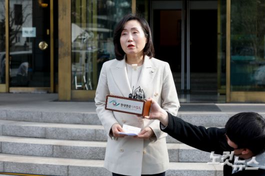 국민의힘 전주혜 의원이 23일 오후 서울 종로구 헌법재판소 대심판정에서 열린 검수완박(검찰 수사권 완전 박탈) 입법에 대한 권한쟁의심판 선고를 마친 뒤 발언하고 있다. 류영주 기자