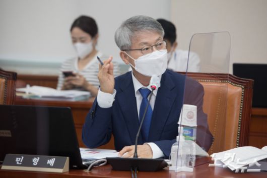 무소속 민형배 의원이  22일 서울 여의도 국회에서 열린 교육위원회 전체회의에서 장상윤 교육부 차관에게 질문하고 있다. 윤창원 기자