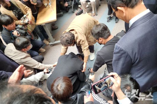 고 전두환씨 손자 전우원씨가 31일 5·18 기념문화센터를 찾아 5·18 유족과 피해자들에게 사과했다. 박요진 기자