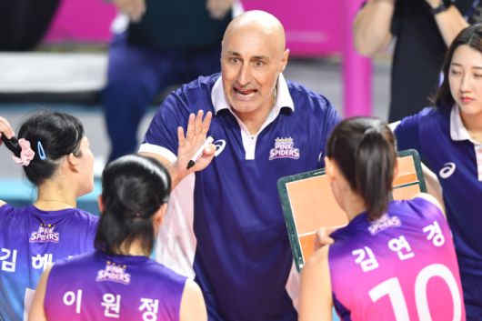 흥국생명 아본단자 감독. 한국배구연맹