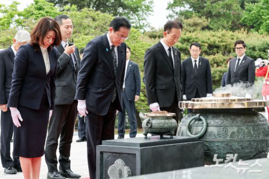 기시다 후미오(岸田文雄) 일본 총리가 7일 방한 첫 일정으로 서울 동작구 국립서울현충원을 참배했다. 기시다 총리 내외가 헌화, 분향 뒤 묵념하고 있다. 사진공동취재단 사진공동취재단