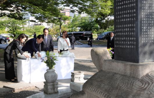 G7 정상회의 참관국 자격으로 일본을 방문 중인 윤석열 대통령과 부인 김건희 여사가 21일 히로시마 평화기념공원 내 한국인 원폭 피해자 위령비를 기시다 후미오 일본 총리와 부인 기시다 유코 여사와 함께 헌화하고 있다. 연합뉴스