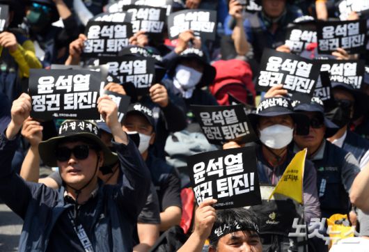 16일 오후 서울 세종대로에서 열린 '열사정신 계승 전국건설노조 총파업대회'에 참가한 건설노조 조합원들이 피켓을 들고 구호를 외치고 있다. 황진환 기자