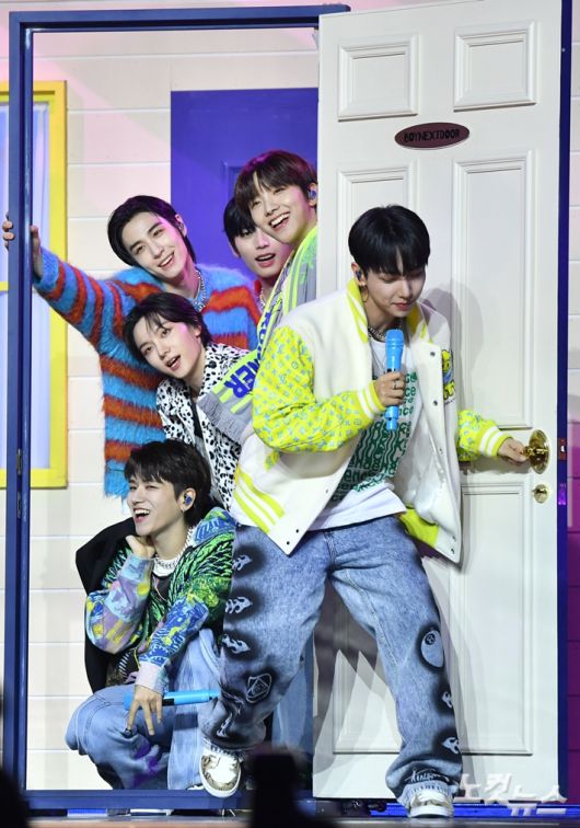 보이넥스트도어는 팀명에 담긴 '문'을 활용하는 퍼포먼스를 선보였다. 류영주 기자