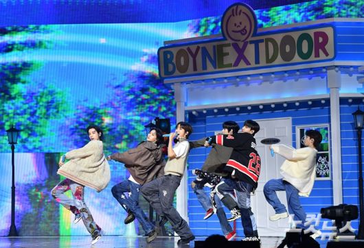 보이넥스트도어는 이날 쇼케이스에서 타이틀곡 3곡 전 곡 무대를 선보였다. 류영주 기자