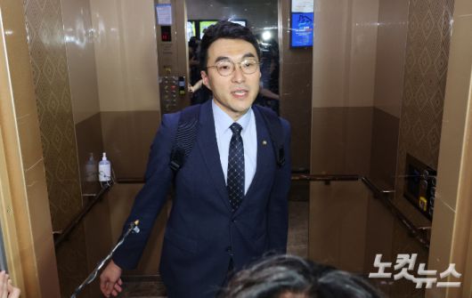 가상자산(코인) 논란으로 더불어민주당을 탈당한 무소속 김남국 의원이 31일 서울 여의도 국회 의원회관 사무실을 나서고 있다. 윤창원 기자