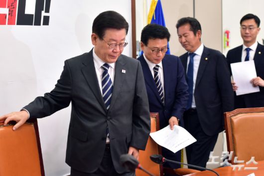 더불어민주당 이재명 대표와 박광온 원내대표가 최고위원회의에 참석하고 있다. 윤창원 기자