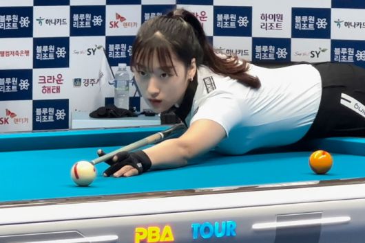 장가연이 15일 경북 경주 블루원리조트에서 열린 '경주 블루원리조트 PBA-LPBA 챔피언십' 여자부 16강전에서 샷을 구사하고 있다. PBA