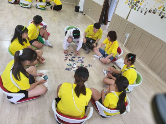 강원도 화천 군부대교회 성경학교에서 다양한 놀이를 하고 있는 주일학교 학생들