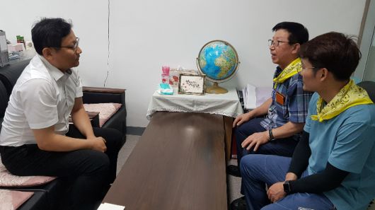 성진교회 국내단기선교팀이 고창광명교회를 찾아 강평화목사와 담소를 나누고 있는 모습