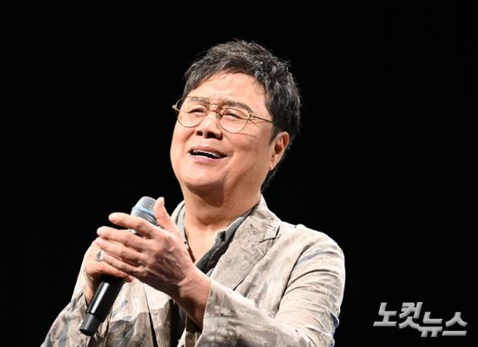 남진은 쇼케이스에서 '이별도 내 것' '용기 있는 자만이 미인을' 두 곡의 무대를 선보였다. 황진환 기자