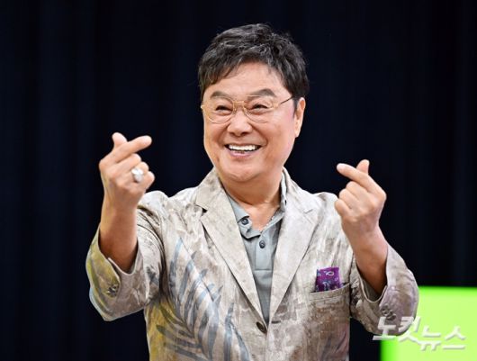 남진이 케이 하트 포즈를 취하고 있다. 황진환 기자