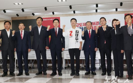 국민의힘 강서구청장 보궐선거 선대위 출범     (서울=연합뉴스) 신준희 기자 = 26일 강서구 대방건설 빌딩 내 김태우 후보 캠프에서 열린 국민의힘 강서구청장 보궐선거 선대위 위촉식에서 김기현 대표와 윤재옥 원내대표가 김태우 후보자, 선대위 합류 인사들과 함께 포즈를 취하고 있다.      명예 공동선대위원장은 정우택 국회부의장과 정진석 의원이 맡았고, 공동선대위원장으로 김성태 전 의원과 구상찬 전 의원이 위촉됐다. 안철수 의원과 나경원 전 의원은 공동 상임 고문으로 선대위에 합류했다. 2023.9.26     hama@yna.co.kr (끝)   연합뉴스