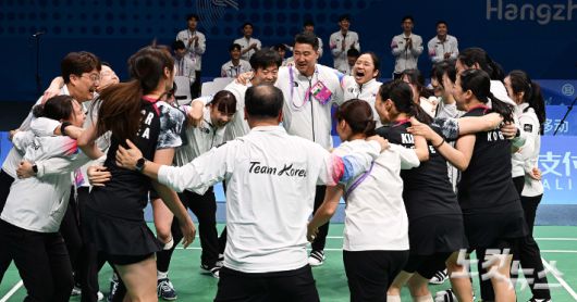 1일 중국 항저우 빈장체육관에서 '2022 항저우 아시안게임' 배드민턴 여자 단체전에서 승리한 한구 선수들이 환호하고 있다..   대표팀은 이날 열린 여자 단체전 결승에서 중국을 게임 스코어 3-0으로 완파하 금메달을 차지했다. 한국은 방수현, 라경민 등이 활약했던 1994년 히로시마 대회 이후 29년 만에 중국의 독주를 막고 아시안게임 정상에 등극했다. 항저우(중국)=황진환 기자